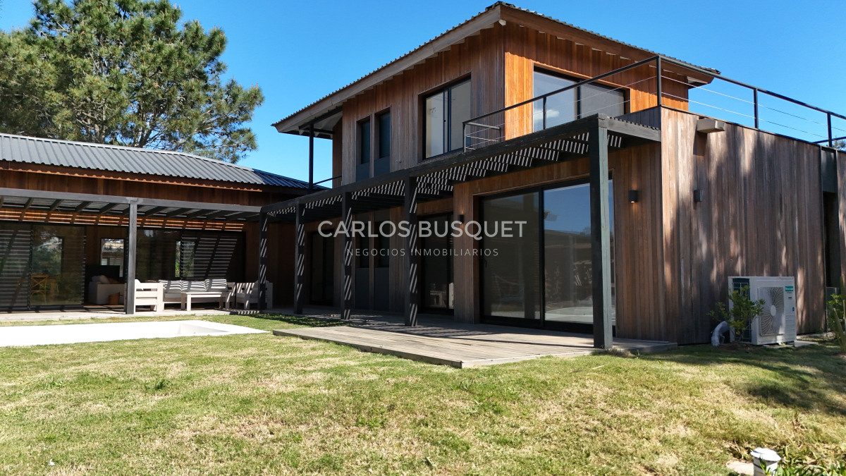 Casa ID.323 - Casa en venta de 4 dormitorios, en Jose Ignacio, Barrio Laguna Escondida