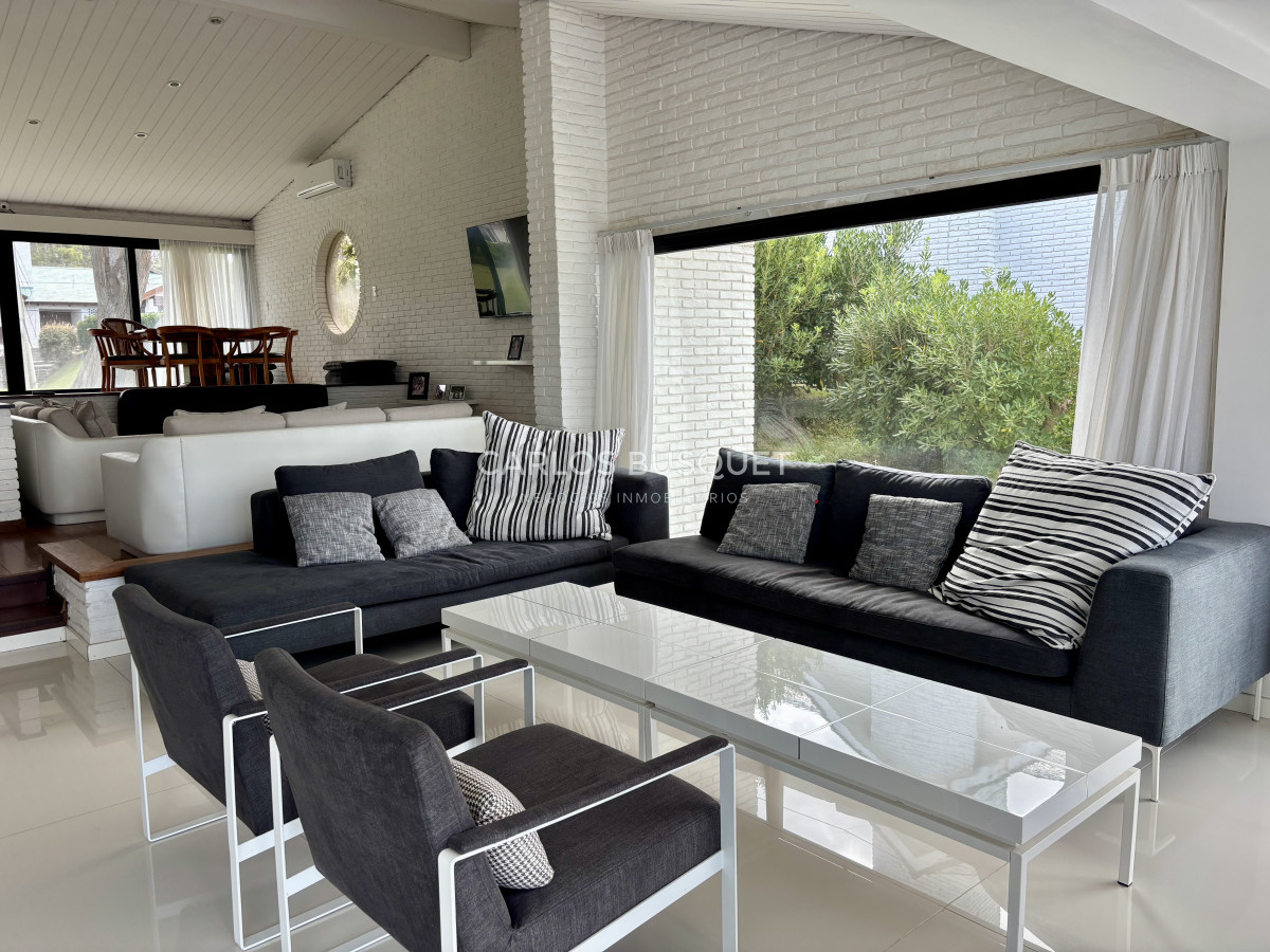Casa ID.995 - Casa en alquiler temporal, de 5 dormitorios en suite, en playa brava, sobre el mar