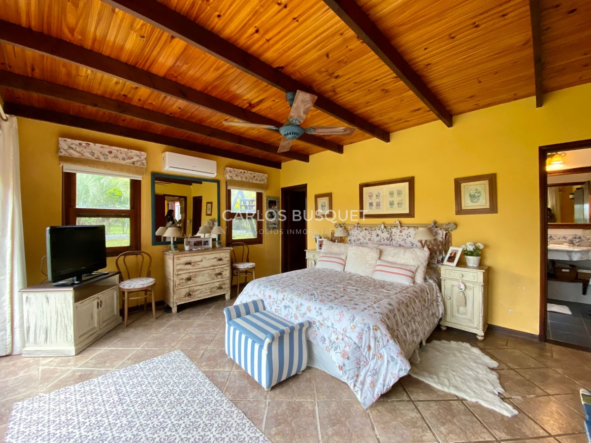 Casa ID.399 - Venta Chacra de 5 hectáreas con casa de 6 dormitorios, en Camino Medellin