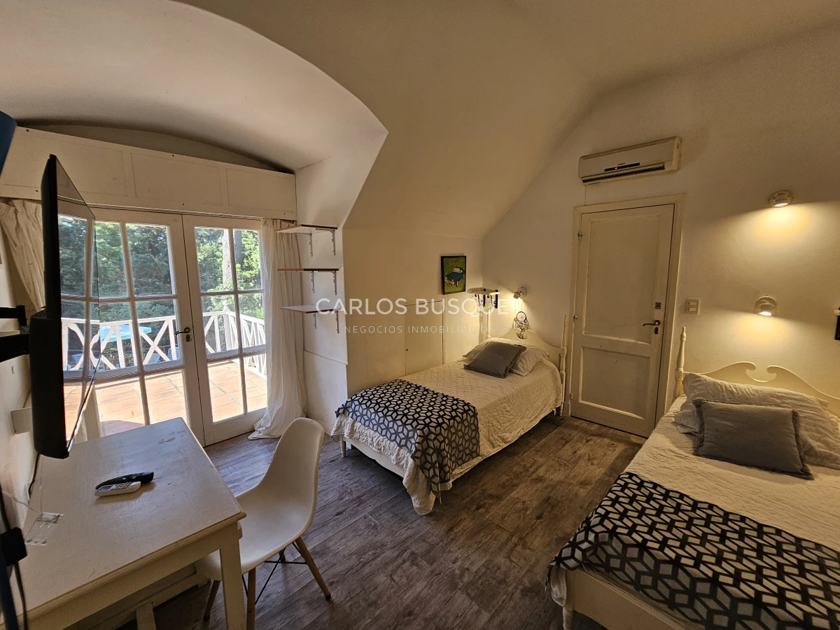 Casa ID.796 - Casa en alquiler temporal 4 dormitorios, Piscina Climatizada Punta Del Este, playa Brava 