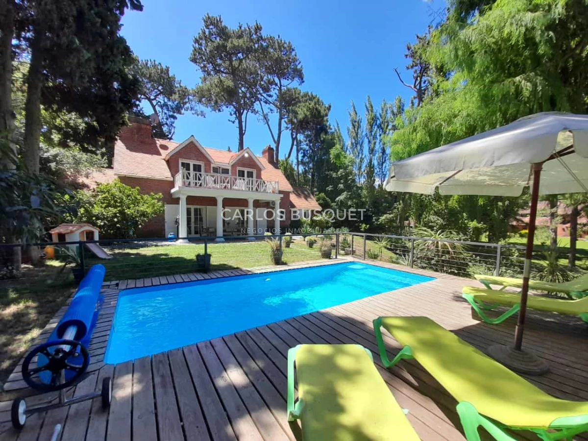 Casa ID.796 - Casa en alquiler temporal 4 dormitorios, Piscina Climatizada Punta Del Este, playa Brava 