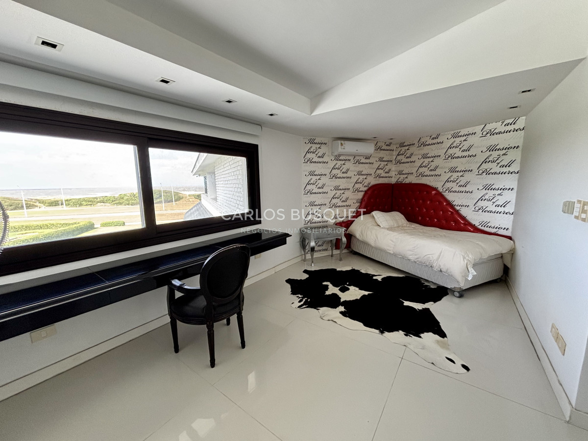 Casa ID.995 - Casa en alquiler temporal, de 5 dormitorios en suite, en playa brava, sobre el mar