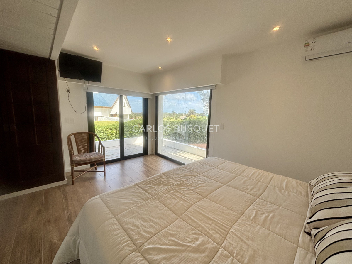 Casa ID.995 - Casa en alquiler temporal, de 5 dormitorios en suite, en playa brava, sobre el mar