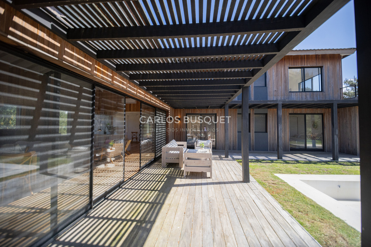 Casa ID.323 - Casa en venta de 4 dormitorios, en Jose Ignacio, Barrio Laguna Escondida