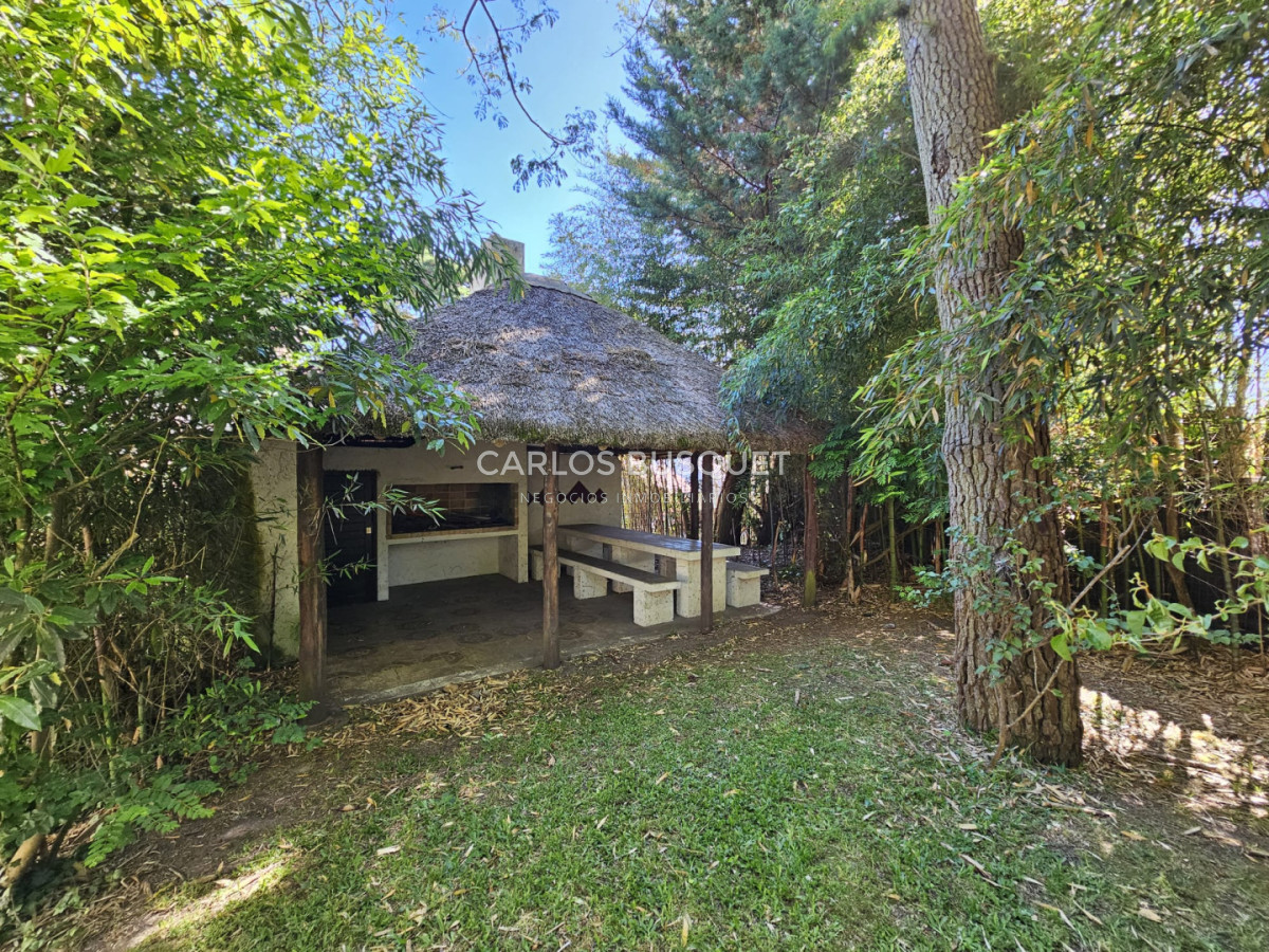 Casa ID.1512 - Casa en venta en barrio Lugano