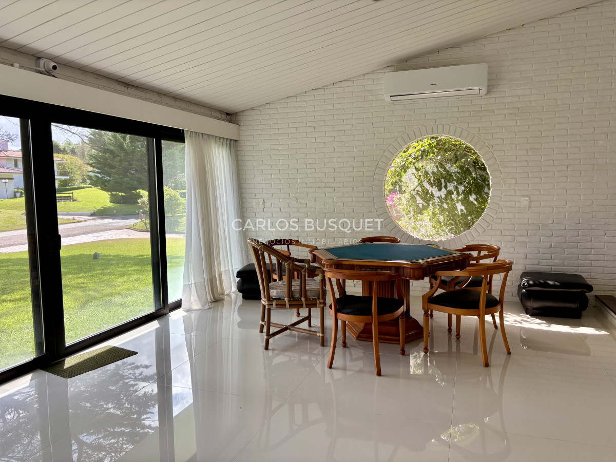 Casa ID.995 - Casa en alquiler temporal, de 5 dormitorios en suite, en playa brava, sobre el mar