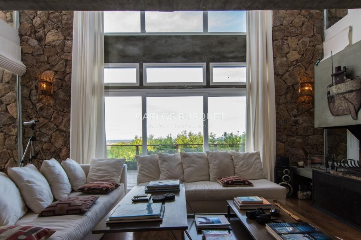 Casa ID.137 - Espectacular Casa en venta de 4 dormitorios, frente al mar en Santa Monica!