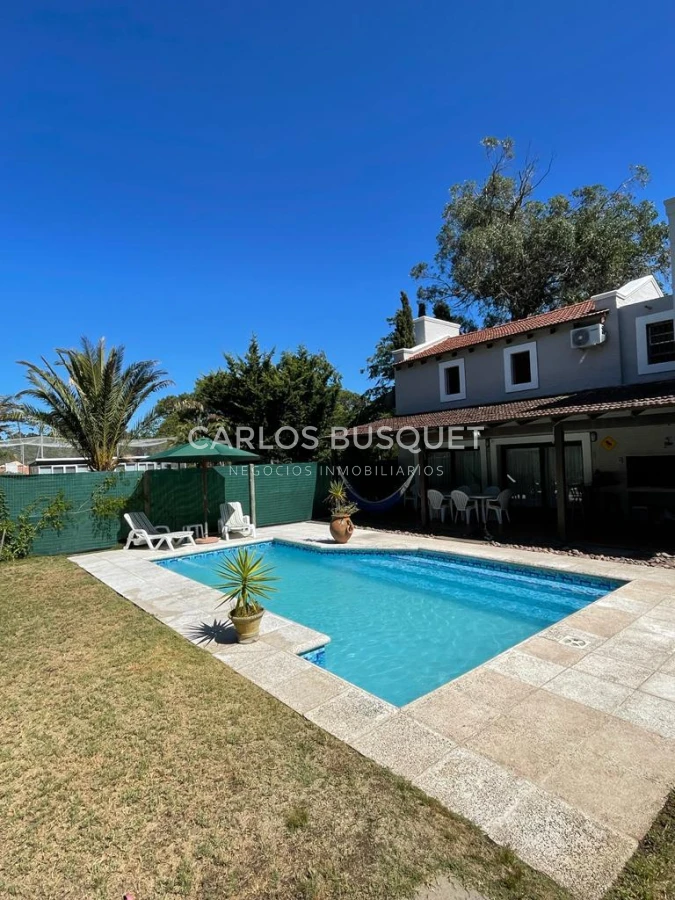 Casa ID.1262 - Casa en alquiler de temporada en barrio Lugano Punta del este 3 dormitorios con piscina