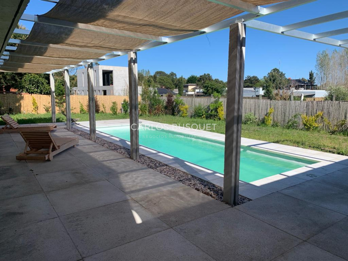 Casa ID.1211 - Casa de 4 dormitorios en alquiler temporal, en barrio privado La Residence