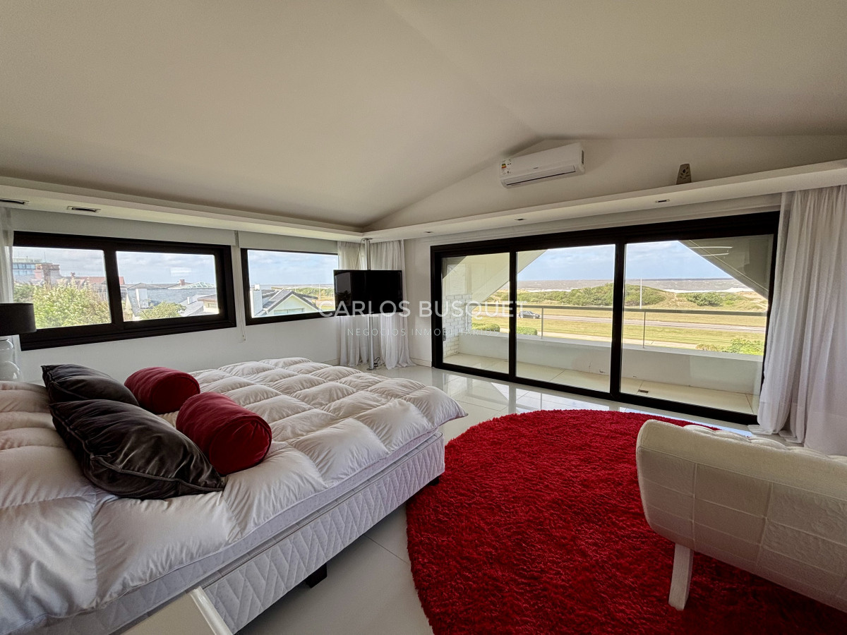 Casa ID.995 - Casa en alquiler temporal, de 5 dormitorios en suite, en playa brava, sobre el mar