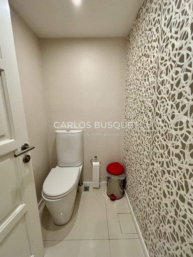 Casa ID.995 - Casa en alquiler temporal, de 5 dormitorios en suite, en playa brava, sobre el mar
