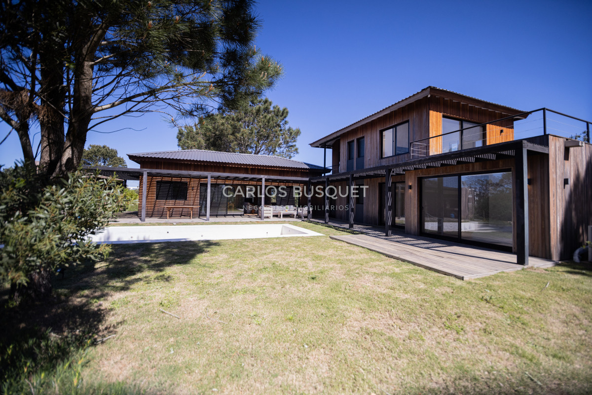 Casa ID.323 - Casa en venta de 4 dormitorios, en Jose Ignacio, Barrio Laguna Escondida
