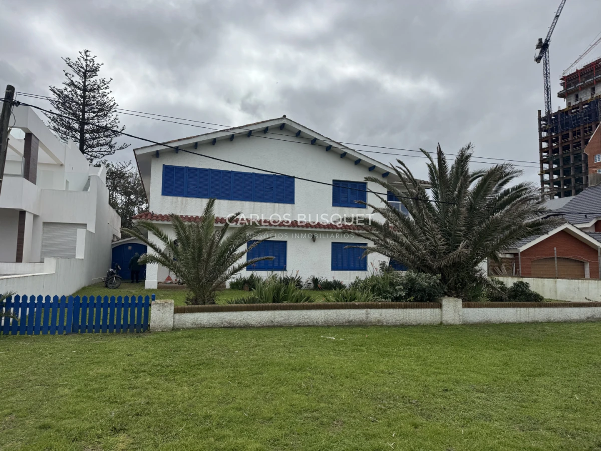 Casa ID.1790 - Casa en venta frente al mar playa Brava