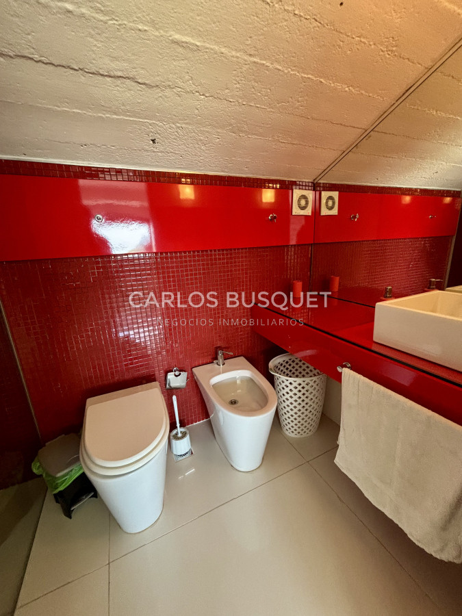 Casa ID.995 - Casa en alquiler temporal, de 5 dormitorios en suite, en playa brava, sobre el mar
