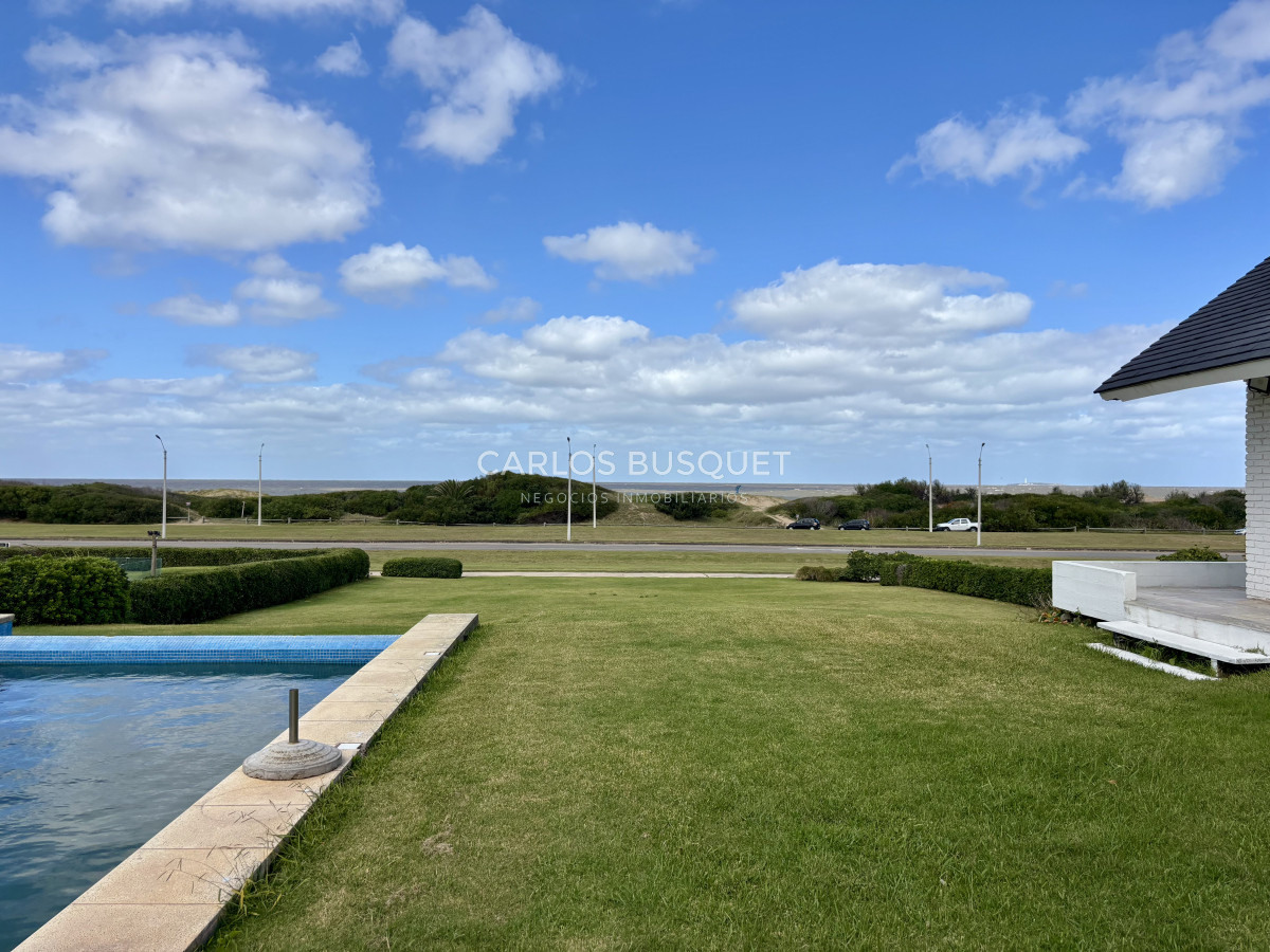 Casa ID.995 - Casa en alquiler temporal, de 5 dormitorios en suite, en playa brava, sobre el mar
