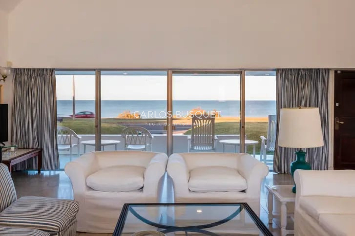 Casa ID.1628 - Casa en alquier temporal de 9 dormitorios en Playa Mansa primera linea Punta Del Este
