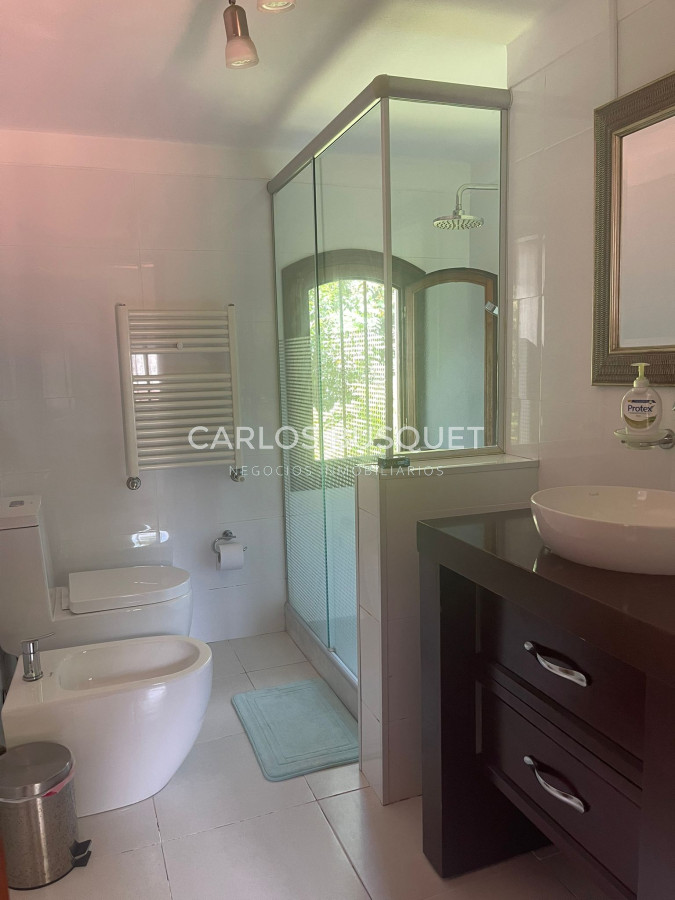 Casa ID.885 - Hermosa casa ubicada en Playa Mansa Punta Del Este