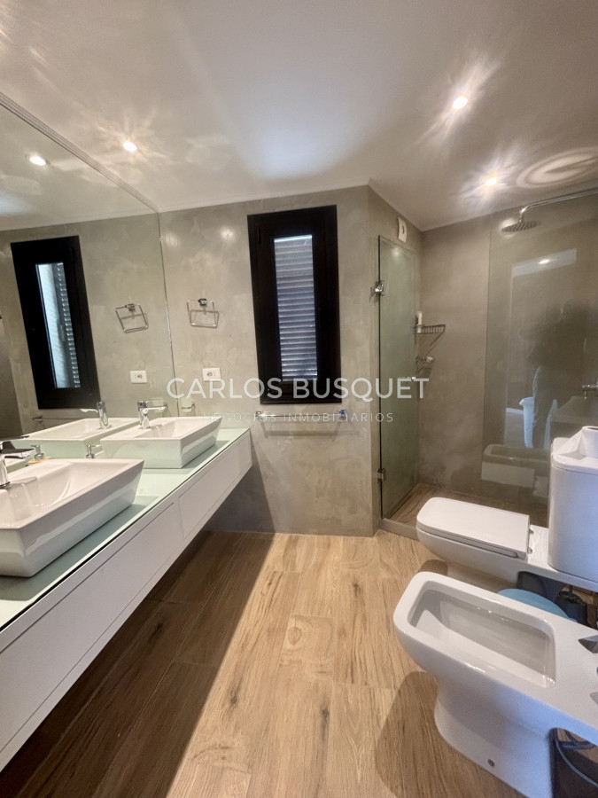Casa ID.995 - Casa en alquiler temporal, de 5 dormitorios en suite, en playa brava, sobre el mar