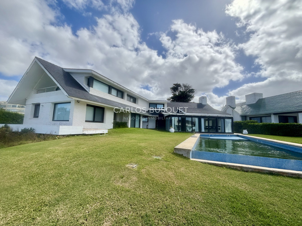 Casa ID.995 - Casa en alquiler temporal, de 5 dormitorios en suite, en playa brava, sobre el mar