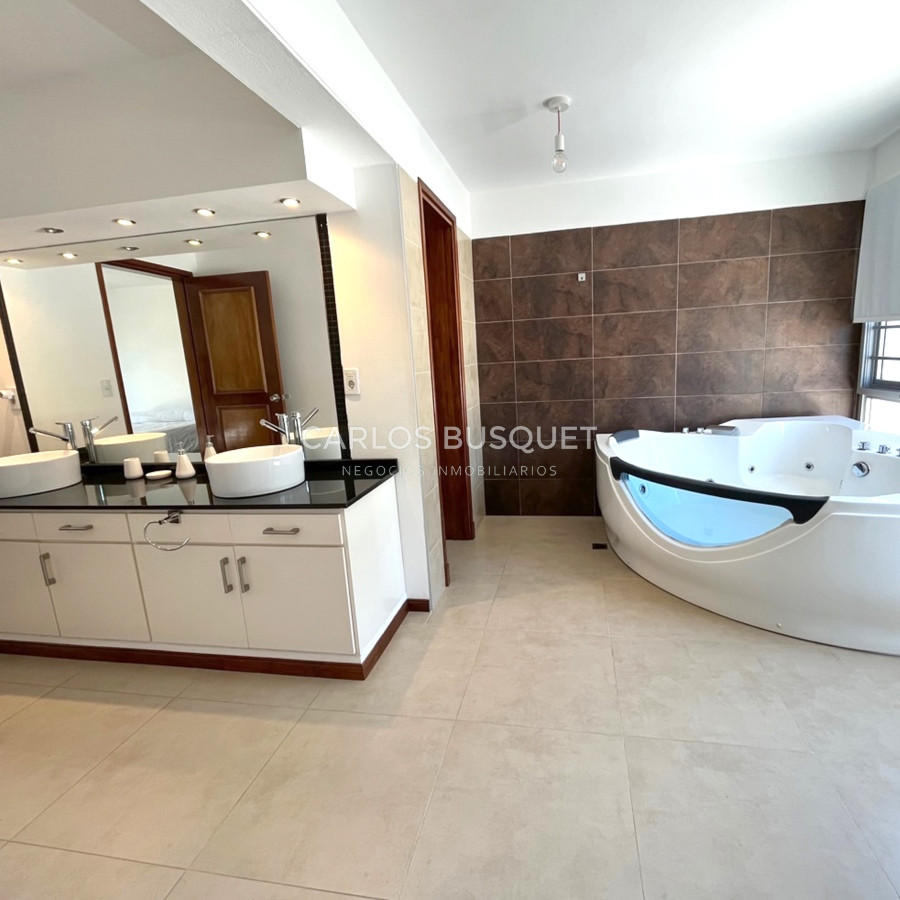 Casa ID.510 - Casa en venta, de 5 dormitorios en Rincón del Indio, Punta del Este.
