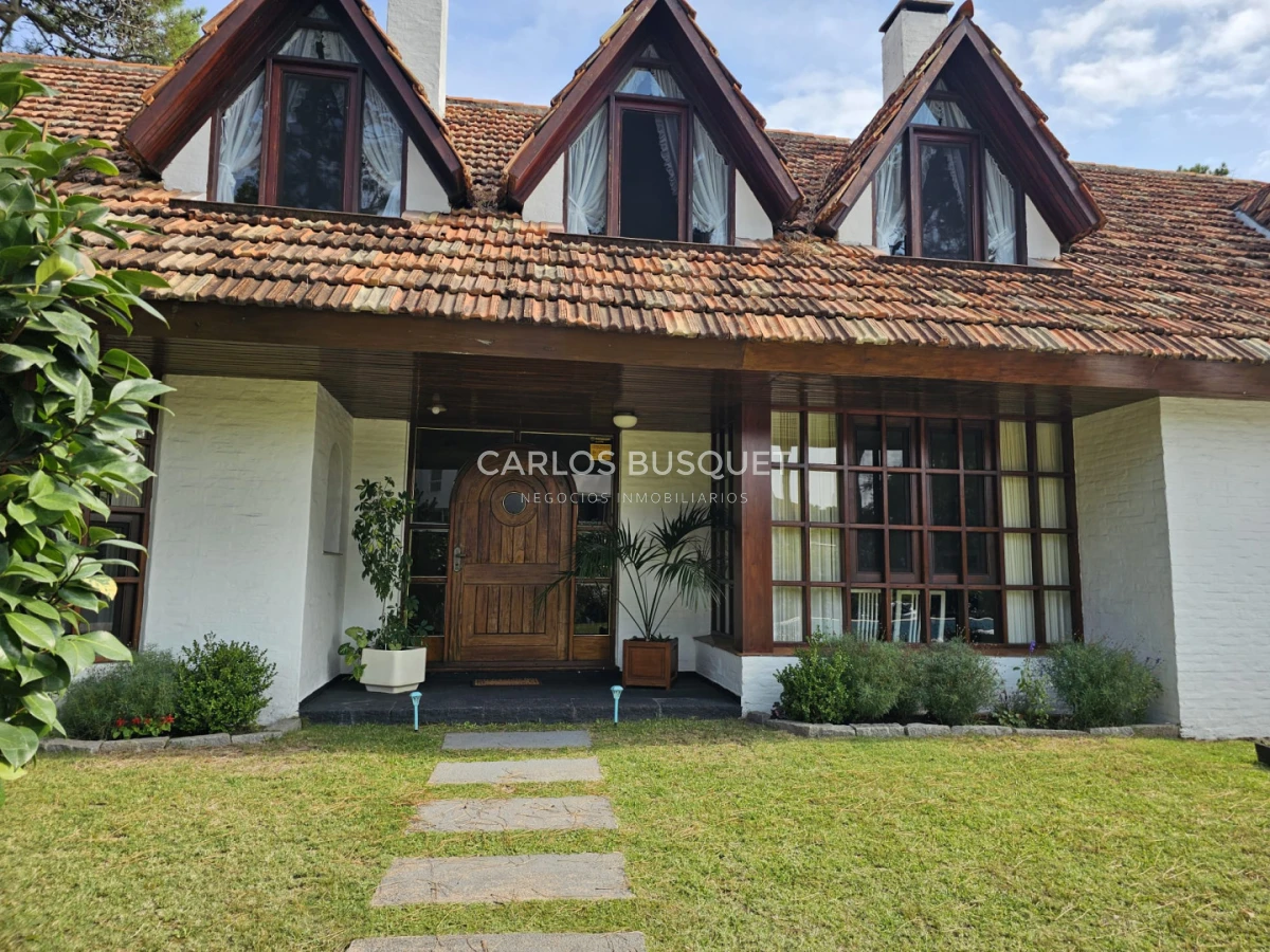 Casa ID.1513 - Gran casa en venta en zona comercial de Lugano San Rafael