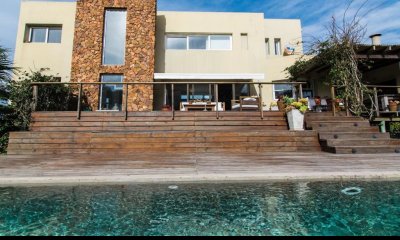 Espectacular Casa en venta de 4 dormitorios, frente al mar en Santa Monica!