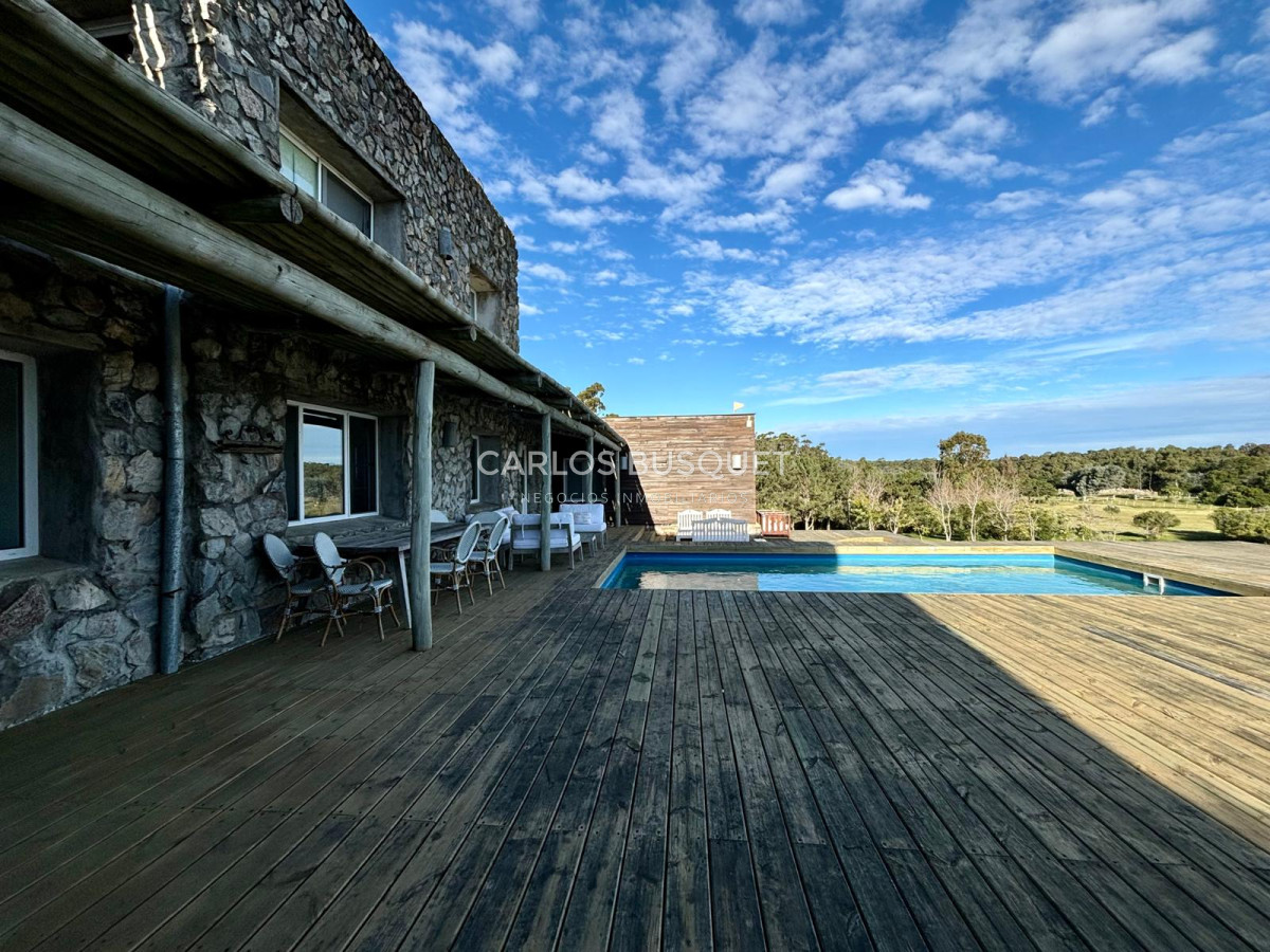 Chacra ID.635 - Chacra en alquiler temporal, de 4 dormitorios en Jose Ignacio, con vista al mar y a la alguna