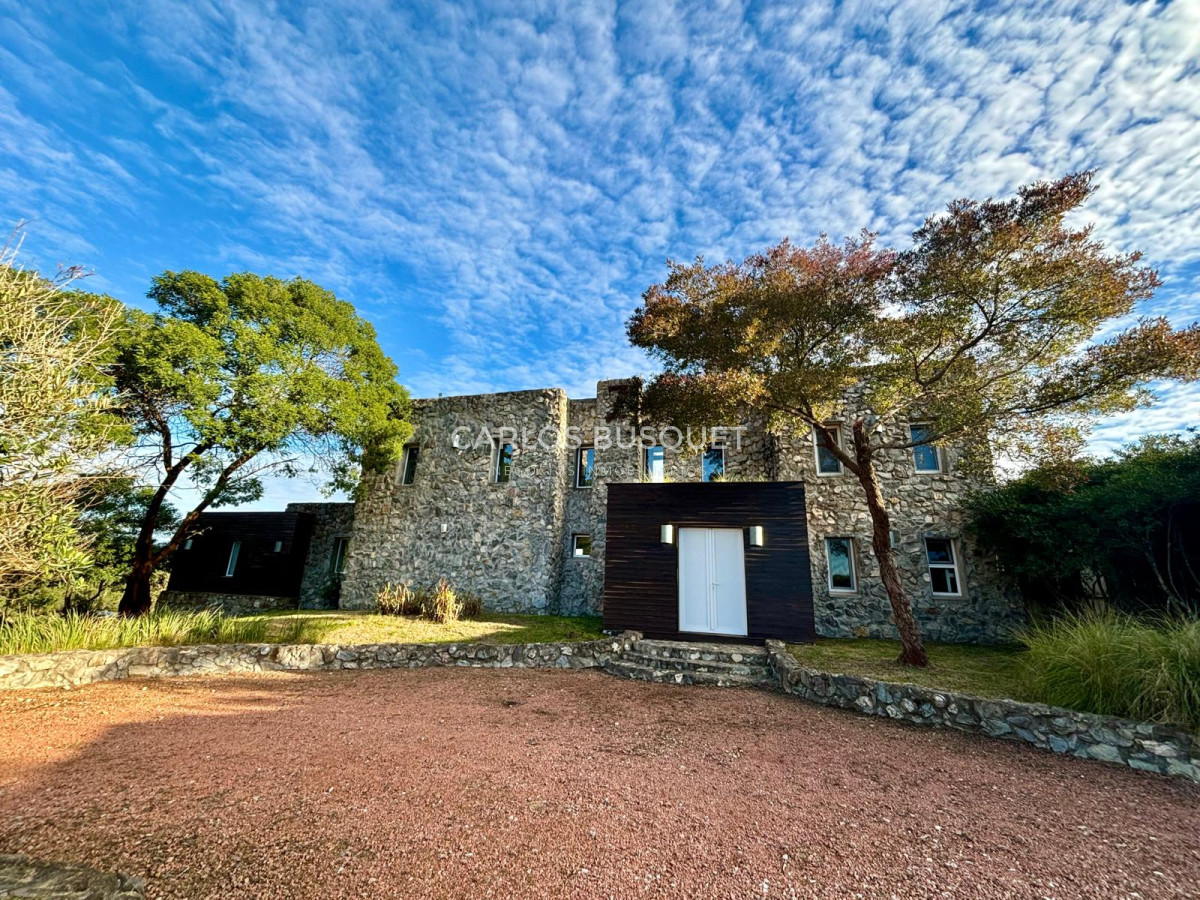 Chacra ID.635 - Chacra en alquiler temporal, de 4 dormitorios en Jose Ignacio, con vista al mar y a la alguna