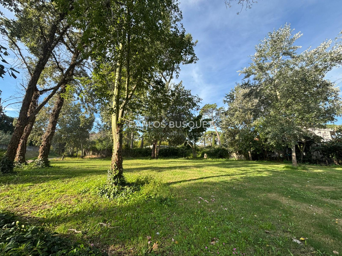 Terreno ID.1084 - Muy buen terreno ubicado en barrio Lugano, muy cercano a Punta Shopping y a parada 10 de playa Brava. 
