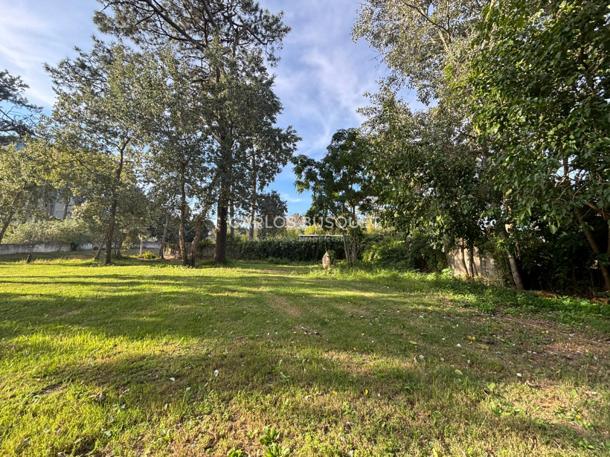 Terreno ID.1084 - Muy buen terreno ubicado en barrio Lugano, muy cercano a Punta Shopping y a parada 10 de playa Brava. 