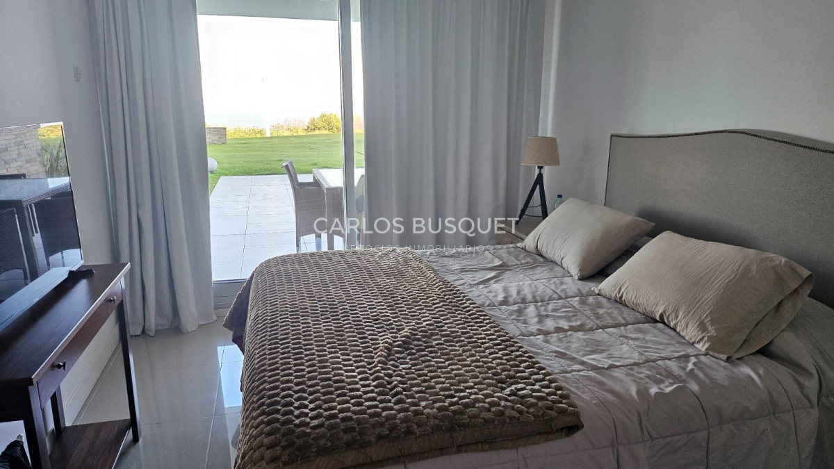 Apartamento ID.1261 - Apartamento en alquiler temporal 2 dormitorios en playa mansa, primera fila.
