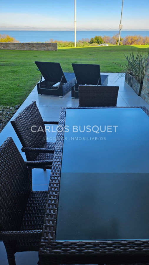 Apartamento ID.1261 - Apartamento en alquiler temporal 2 dormitorios en playa mansa, primera fila.