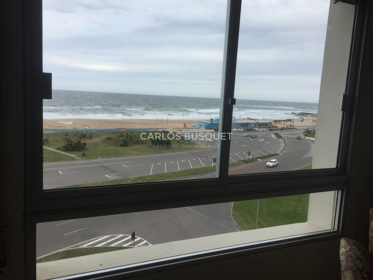 Apartamento ID.41 - Apartamento en venta de 2 dormitorios, playa brava, primera fila 