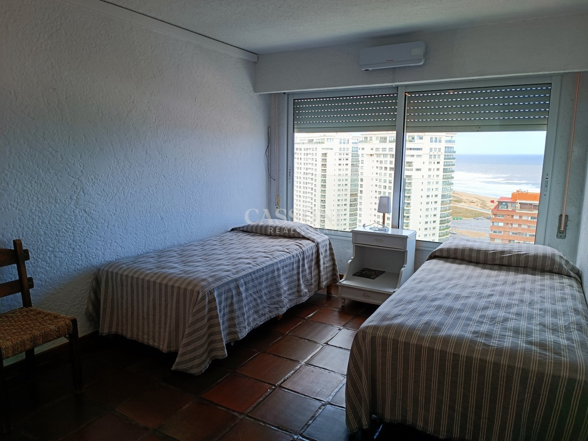 Apartamento ID.638 - Venta Apartamento 3 Dormitorios y Dependencia, Playa Mansa, Punta del Este