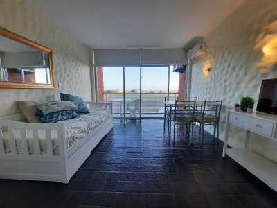Apartamento de 1 dormitorio. Playa Brava. Vista al mar