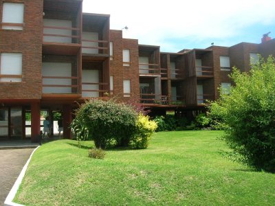 Apartamento de 2 dormitorios con 2 baños, terraza y cochera. Aidy Grill!