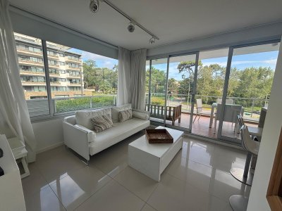 Apartamento 1 Dormitorio y 2 baños, Gran terraza con parrillero. Parada 18 Mansa