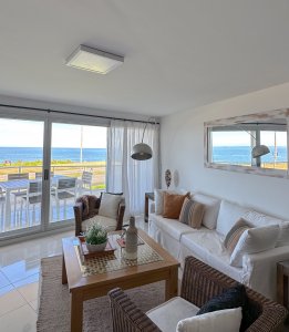 Frente al Mar Playa Mansa, Apartamento en venta 3 dormitorios! Parrillero y Piscina!