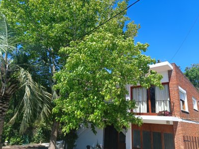 Casa en planta alta con parrillero y cochera! 4 dormitorios