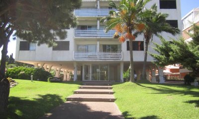 Apartamento 2 Dormitorios, Playa Mansa, Frente al Mar!