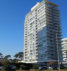 En Venta y alquiler anual con buena orientación apartamento de 1 dormitorio en Punta del Este