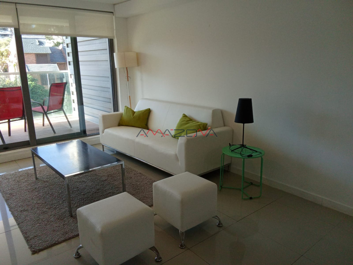 Apartamento ID.5025 - Apto 2 dorm, central, 2 baños y balcón piso bajo. 