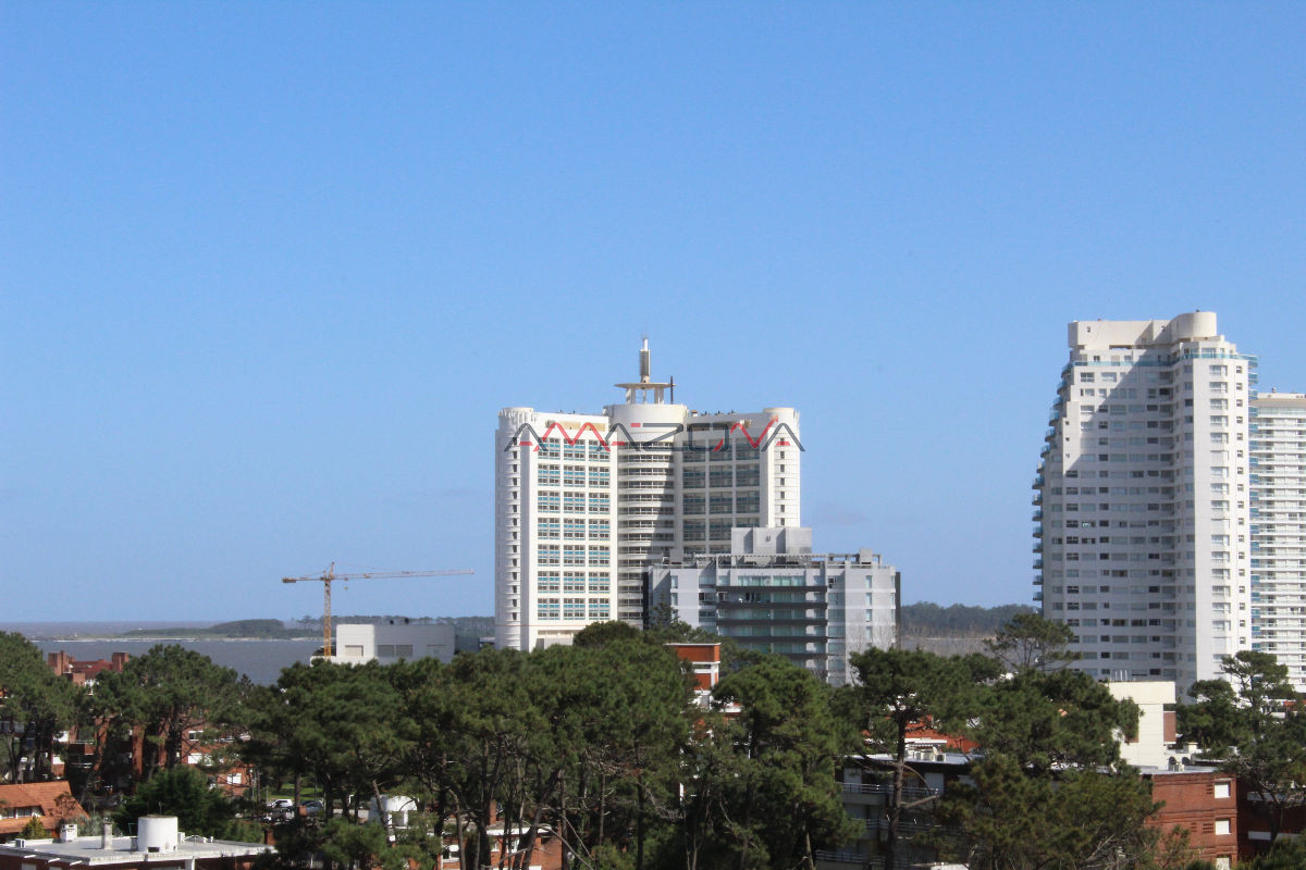 Apartamento ID.5083 - Apto 2 dorm, esquinero, 2 baños y balcón piso medio