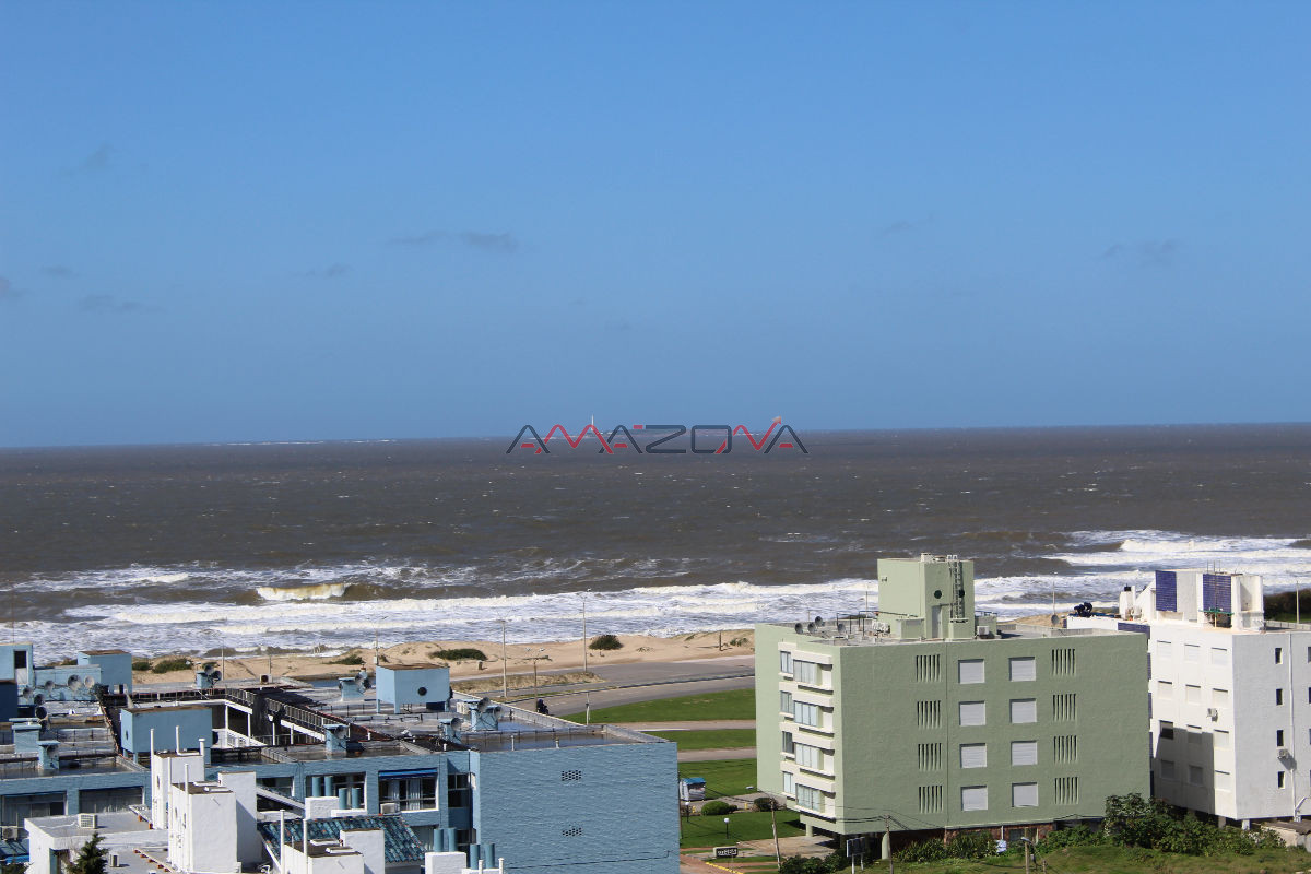 Apartamento ID.5083 - Apto 2 dorm, esquinero, 2 baños y balcón piso medio