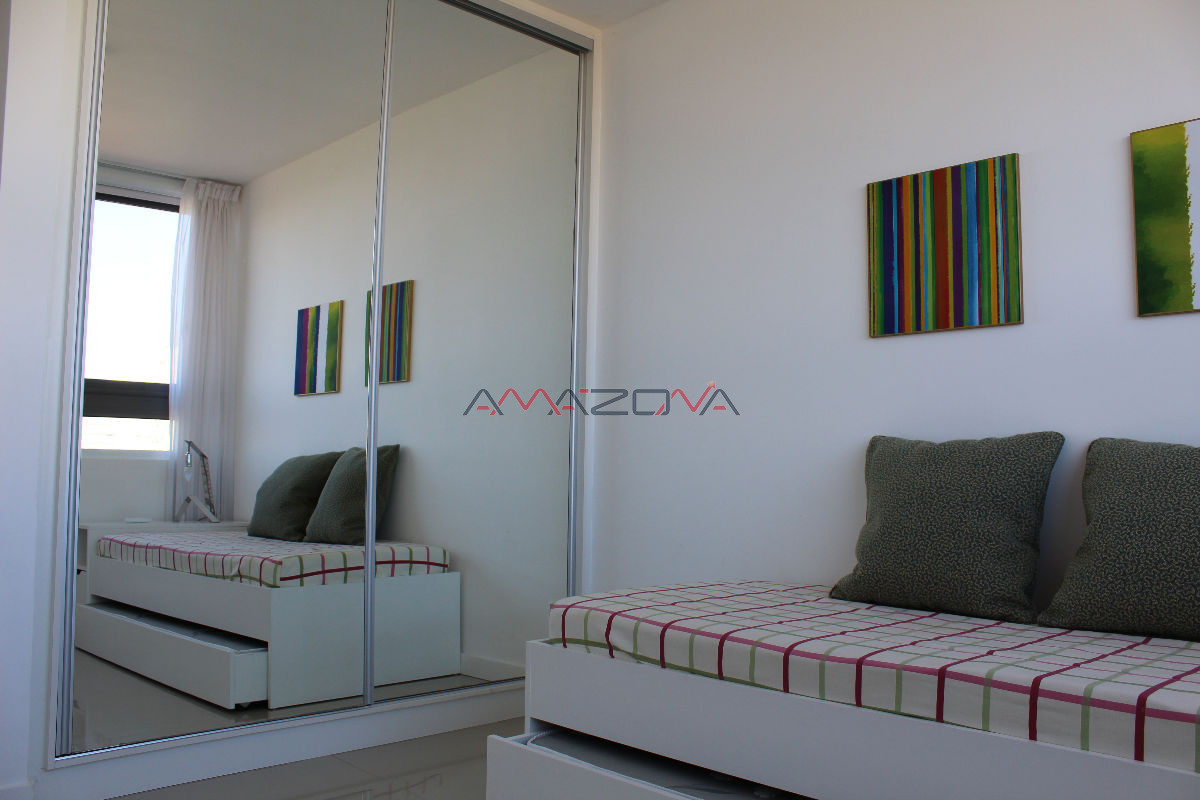 Apartamento ID.5083 - Apto 2 dorm, esquinero, 2 baños y balcón piso medio