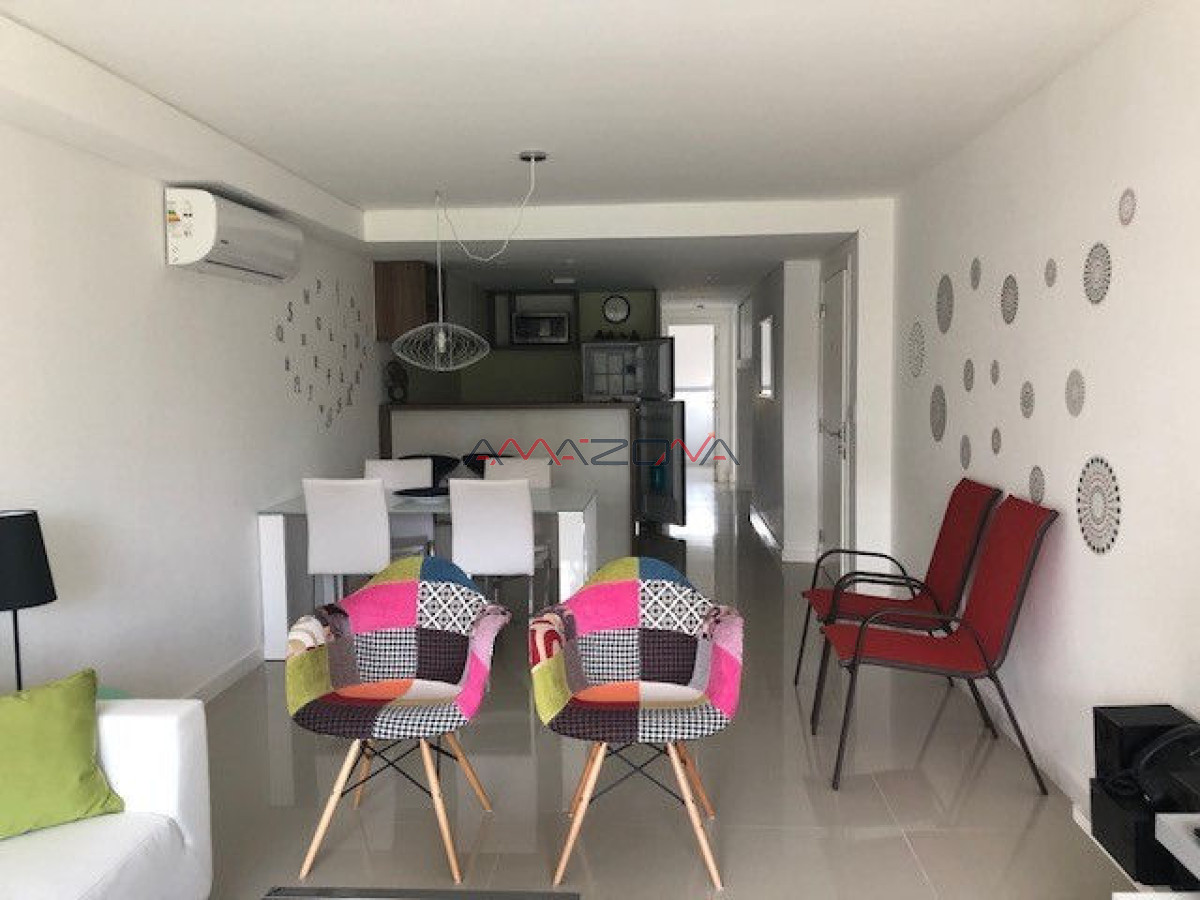 Apartamento ID.5025 - Apto 2 dorm, central, 2 baños y balcón piso bajo. 