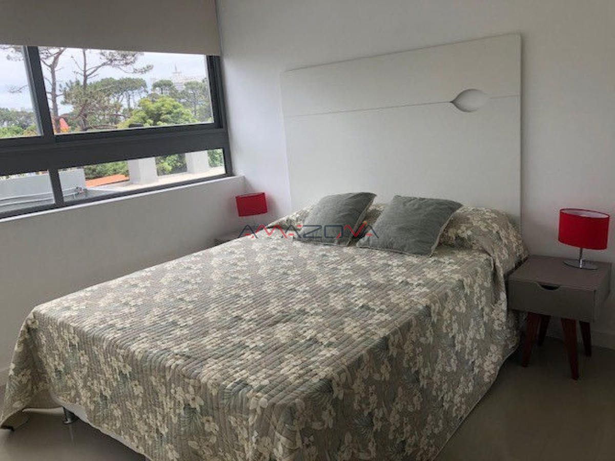 Apartamento ID.5025 - Apto 2 dorm, central, 2 baños y balcón piso bajo. 