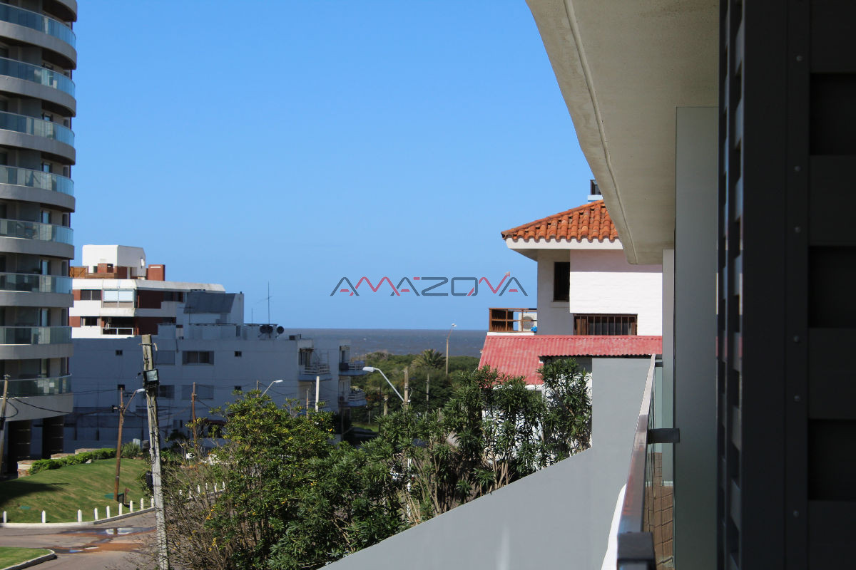 Apartamento ID.5025 - Apto 2 dorm, central, 2 baños y balcón piso bajo. 