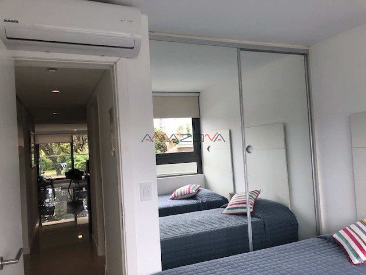 Apartamento ID.5025 - Apto 2 dorm, central, 2 baños y balcón piso bajo. 