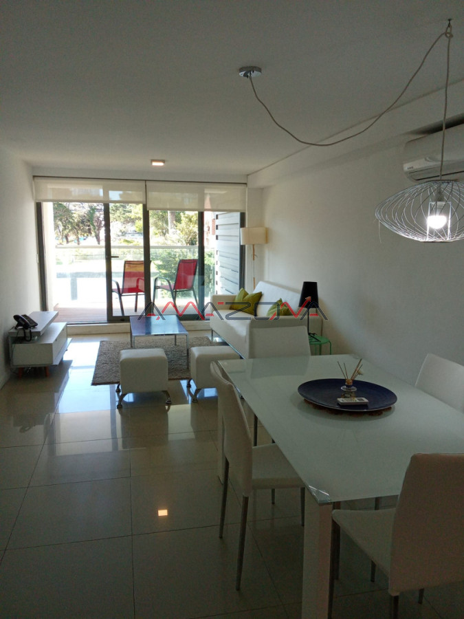 Apartamento ID.5025 - Apto 2 dorm, central, 2 baños y balcón piso bajo. 